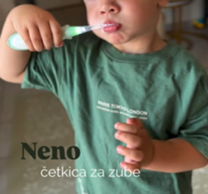 Dziecko myje zęby szczoteczka Neno Denti