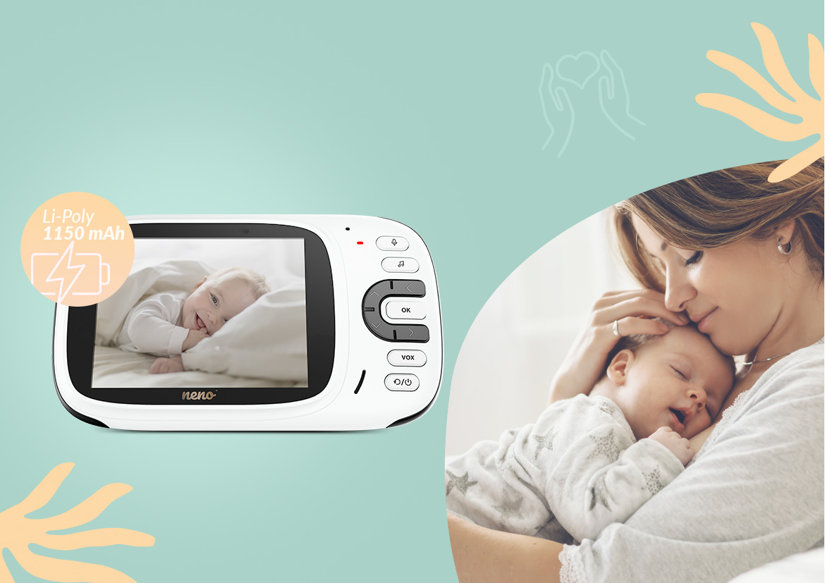 žena se mazlí se svým dítětem a vedle elektronické chůvy 